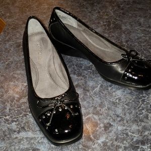 Aerosoles Low Wedge Black 7.5 Edgy/Classic